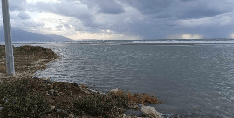 Hatay'da sağanak nedeniyle deniz taştı, sahil bandı su altında kaldı