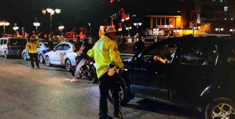 Amasya polisinden huzur operasyonu: 3 binden fazla şahıs kontrol edildi