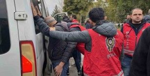 Diyarbakır’da izinsiz yürüyüşte gözaltına alınan 55 kişi serbest bırakıldı
