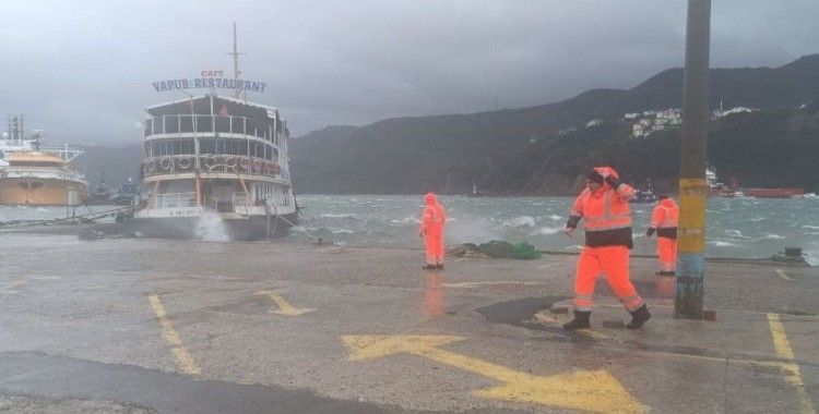 Amasra Limanı’nda tekne battı, restoran geminin ise halatları koptu

