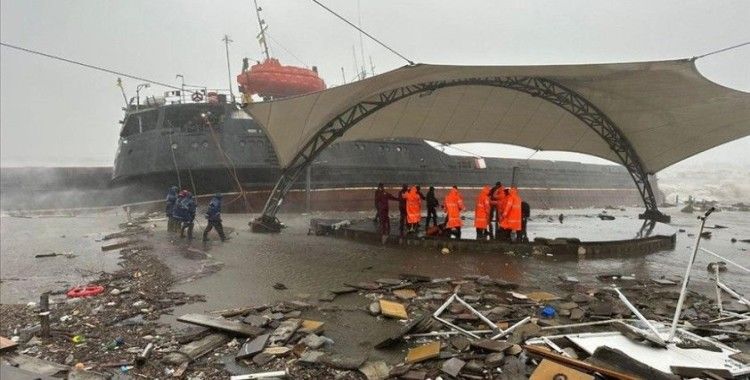Zonguldak'ta fırtına nedeniyle ikiye bölünen geminin personeli tahliye edildi