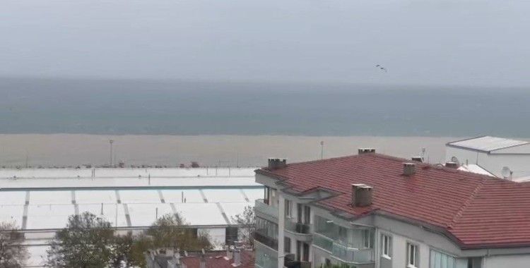 Bursa’da etkili olan lodos ve fırtına ortalığı birbirine kattı
