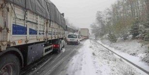 Bursa’da kar yağışı sebebiyle yol kapandı

