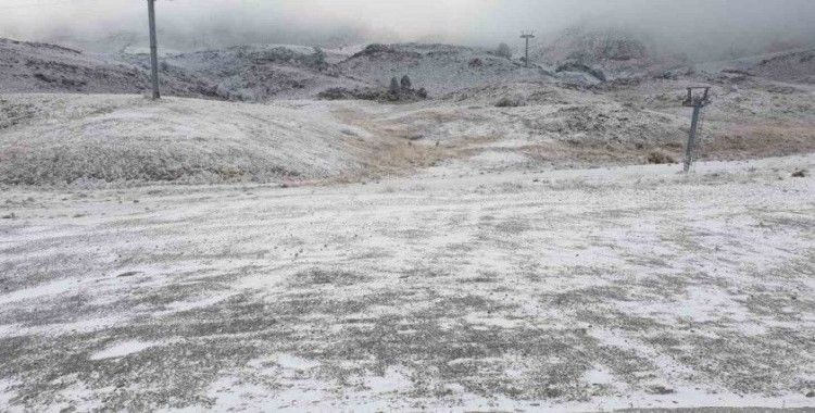 Denizli Kayak Merkezi yılın ilk beyaz örtüsünü aldı
