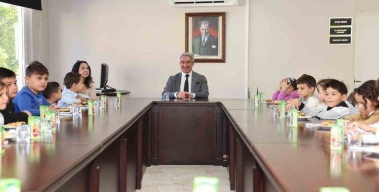 Başkan Oktay minik öğrencileri ağırladı
