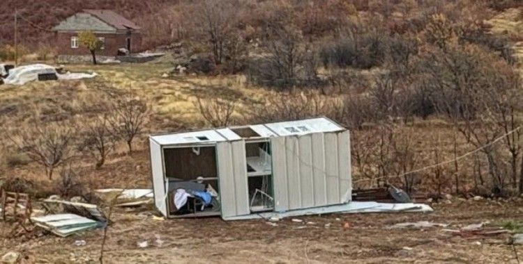 Malatya’da şiddetli fırtına konteyneri uçurdu
