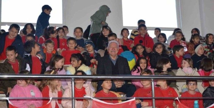 Lapseki’de ’Alice Harikalar Diyarında’ tiyatro gösterisi beğeni topladı
