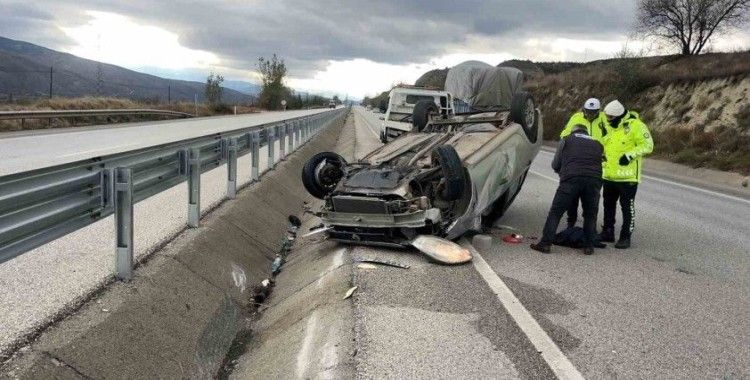 D100’de bariyerlere çarpan otomobil takla attı: 2 yaralı
