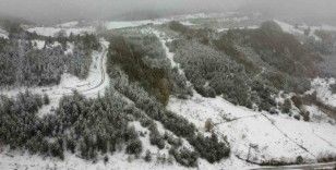 Mevsimin ilk kar yağışında kartpostallık manzara dron ile görüntülendi
