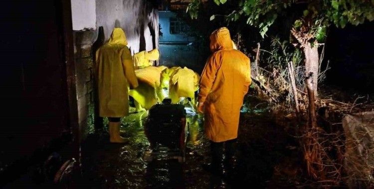 Diyarbakır’da sağanak nedeniyle evde mahsur kalanlar tahliye edildi
