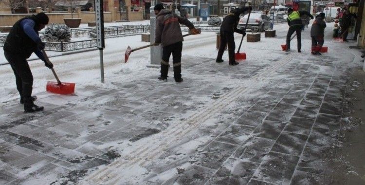 Bayburt'ta kar yağışı etkili oluyor