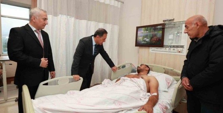Vali Usta hastanede yaralıları ziyaret etti
