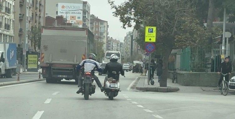 Bozulan motosikleti ayağıyla ittirerek götürdü