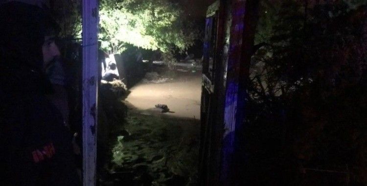 Batman’da sağanak nedeniyle kerpiç ev çöktü: Anne bulundu, 3 çocuğu kayıp
