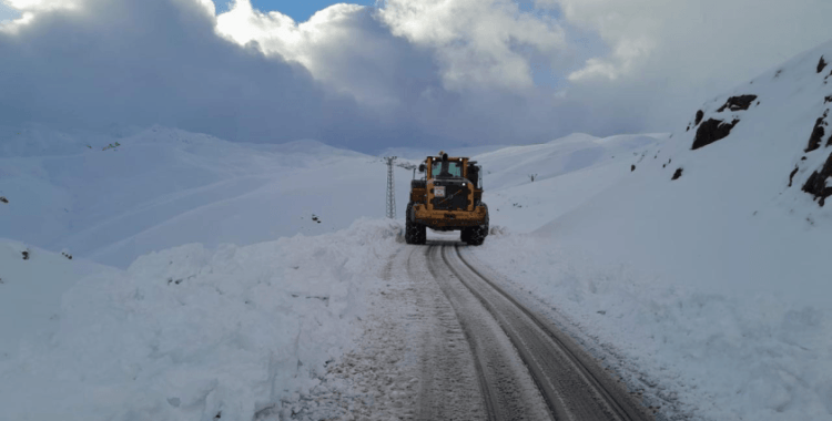 Yüksekova’da karla mücadele çalışması başladı