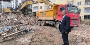 Doğanşehir’de ağır hasarlı binaların yıkımı sürüyor

