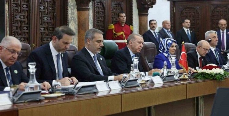 Cumhurbaşkanı Erdoğan, Cezayirli mevkidaşı Tebbun ile heyetlerarası görüşmeye katıldı
