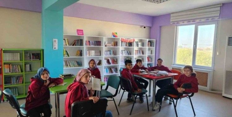 Aslanapa’da öğrenciler bazı dersleri Halk Kütüphanesinde işliyorlar
