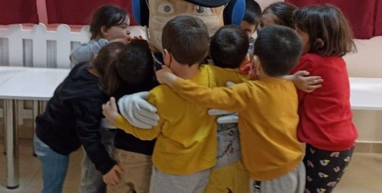 Polis ekipleri anaokulları ve ilkokulları ziyaret etti
