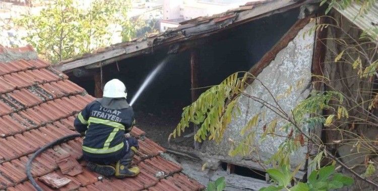 Ahşap evde çıkan yangında 1 kişi dumandan etkilendi
