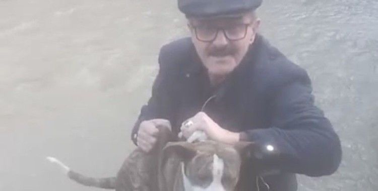 Dereye düşen köpeği muhtar kurtardı
