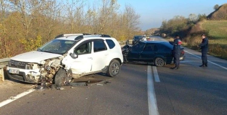 Bursa'da 2 araç kafa kafaya çarpıştı, 3 kişi yaralandı