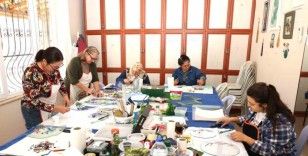 Cam füzyon kursuna katılan kadınlar, atık şişeleri sanat eserine dönüştürüyor
