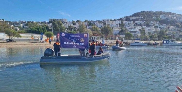 Kadına şiddet farkındalığı için denizde pankart açtılar
