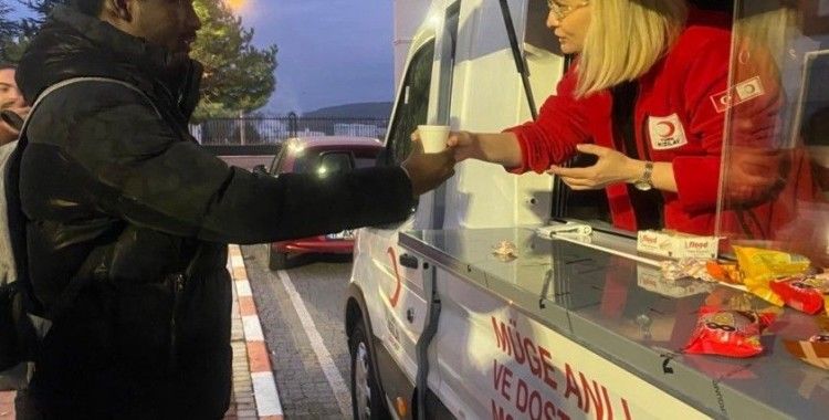 Kızılay ders çalışan öğrencilere sıcak çay ve kek ikramı yaptı