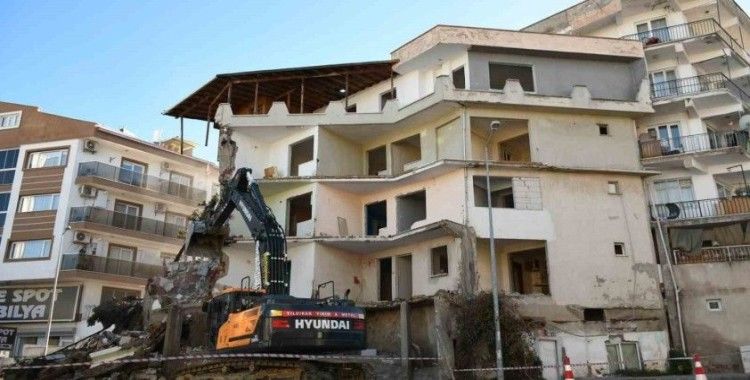 Kuşadası’nda hasarlı ve dayanıksız yapılar yıkılıyor
