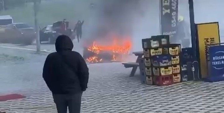 Bursa’da otomobil alev alev yandı
