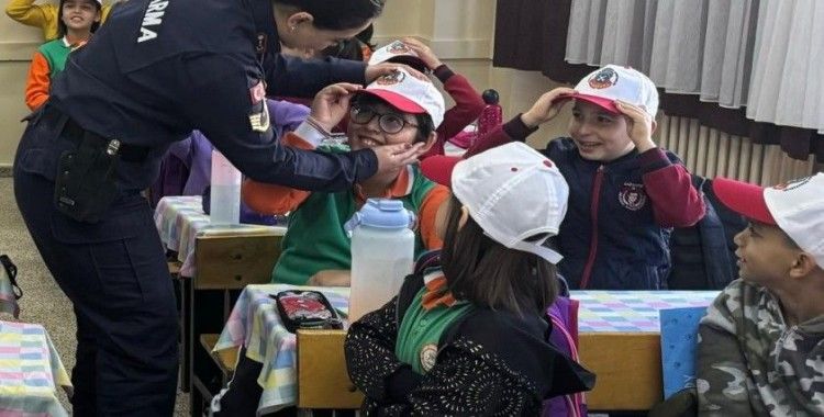 Jandarma çocuk hakları gününde çocukları yalnız bırakmadı
