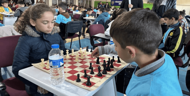 Yüksekova’da 100 öğrencinin katılımıyla satranç turnuvası düzenlendi