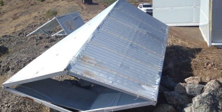 Şiddetli rüzgar konteynerleri uçurdu
