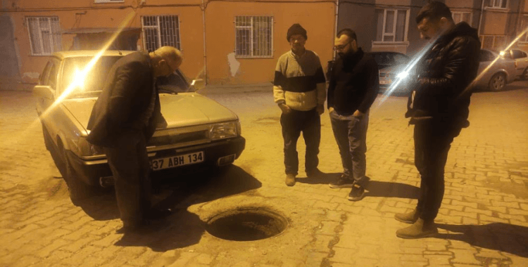 Otomobil kapağı çalınan rögara düştü