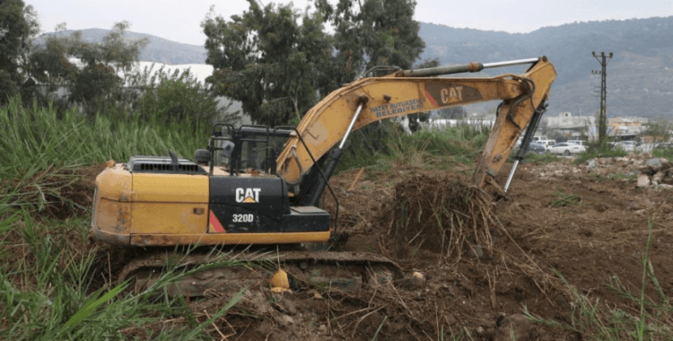 Hatay Büyükşehir Belediyesi dereleri ıslah ediyor