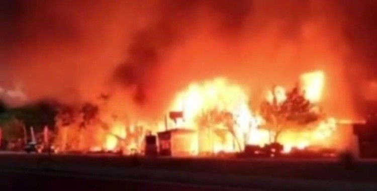 İzmir'de iş yerinde çıkan yangında tüpler patladı