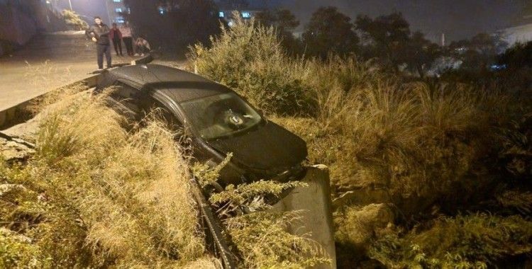 Kontrolden çıkan otomobil, korkuluklara çarparak durdu
