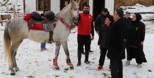 Öğretmenler at çiftliğini ziyaret etti
