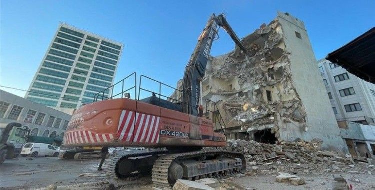 Şanlıurfa'da ağır hasarlı binaların yıkımı sürüyor