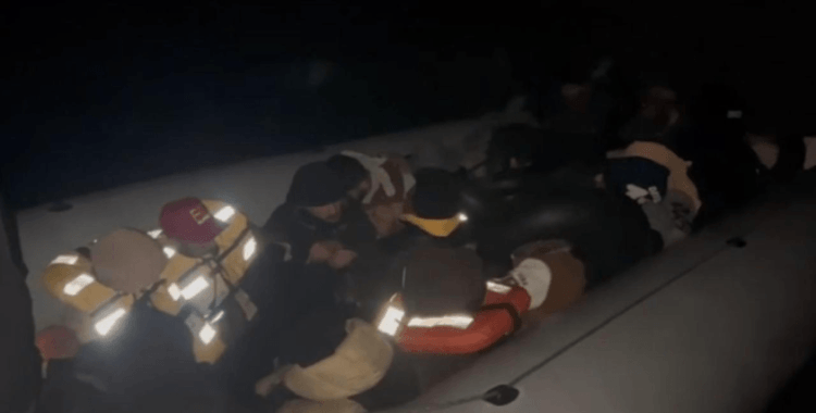 Balıkesir açıklarında 23 düzensiz göçmen yakalandı