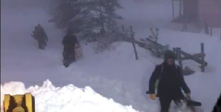 Sis Dağı’nda karda mahsur kalan 8 kişinin yardımına belediye ekipleri yetişti
