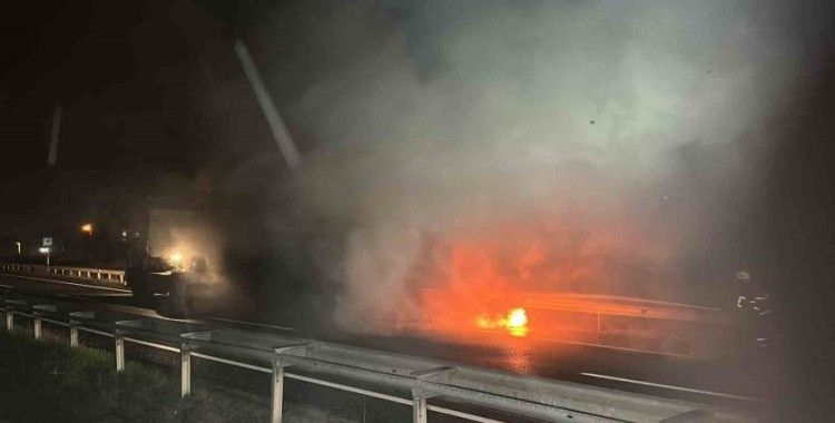 Alevlere teslim olan tırı itfaiye ekipleri söndürdü
