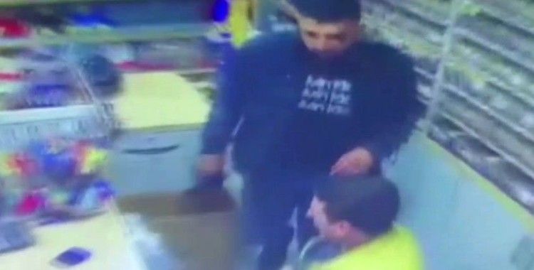 Gaziosmanpaşa’da dehşet anları kamerada: Silahlı soyguncu kasadaki 22 bin lirayı ve çalışanın üzerindeki bin lirayı gasp etti