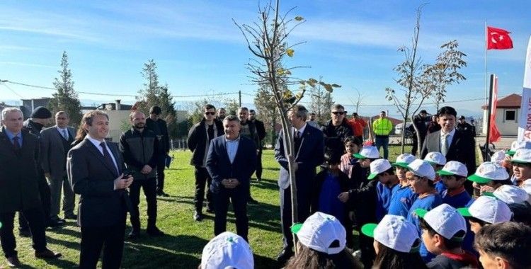 Fidanlar toprakla buluşturuldu
