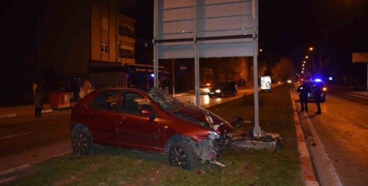 Kontrolden çıkan otomobil yön levhasına çarptı: 4 yaralı
