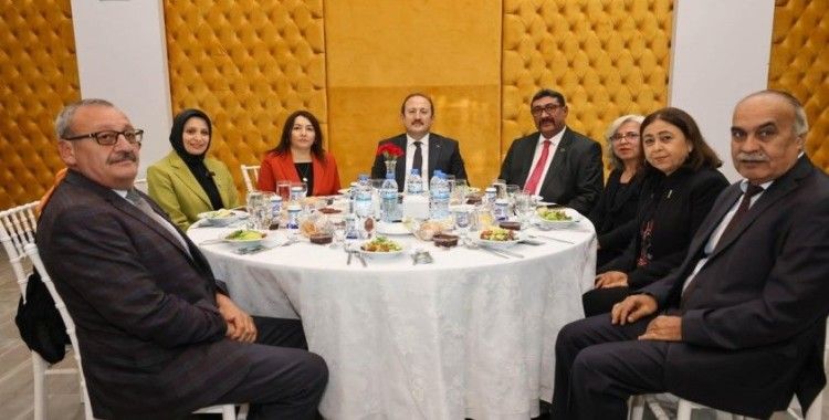 Vali Pehlivan: "Öğretmenler güneştir"
