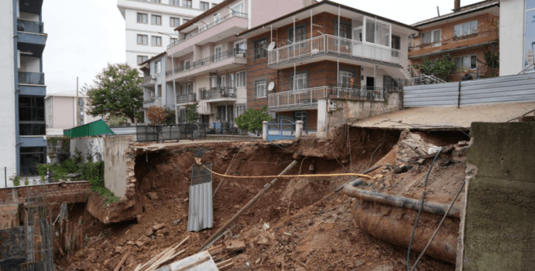 İstinat duvarı çöktü: 4 bina mühürlendi, 83 kişi tahliye edildi