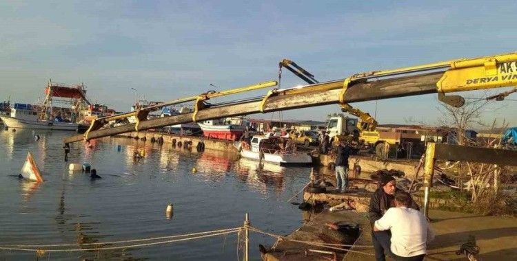 Alaplı’da batan tekneler karaya çıkarıldı
