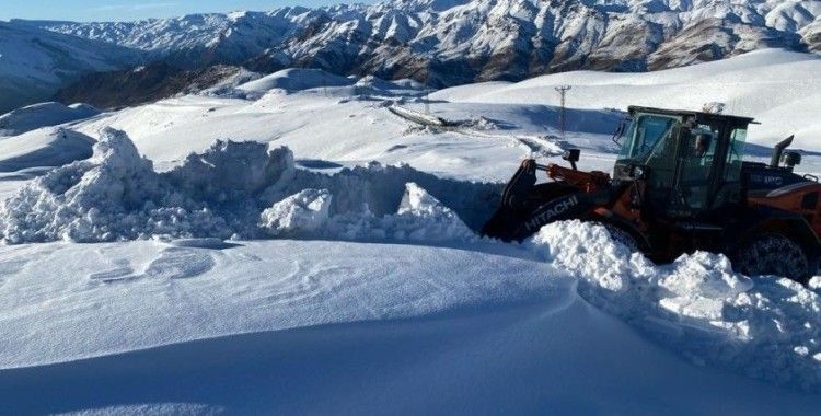 Beytüşşebap’ta kar nedeniyle kapanan yollar açılıyor
